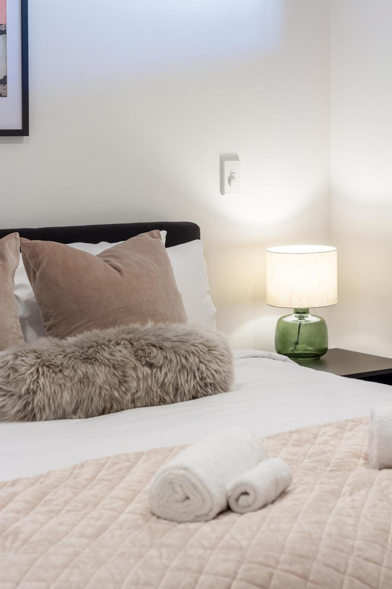 Cozy 1-Bed Apartment With Park Views, Sleeps 4 Christchurch Eksteriør bilde