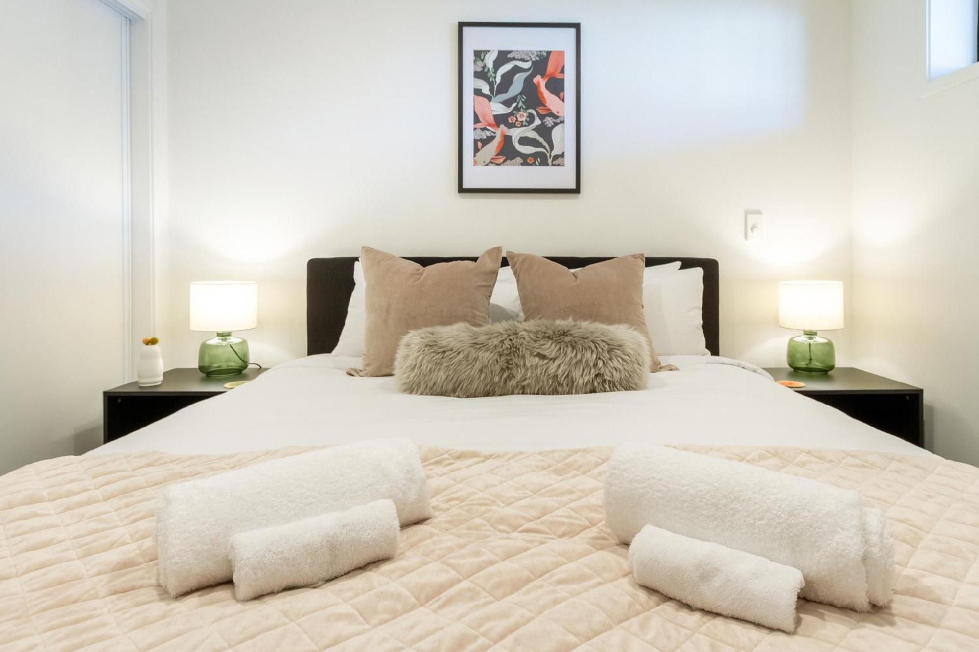Cozy 1-Bed Apartment With Park Views, Sleeps 4 Christchurch Eksteriør bilde