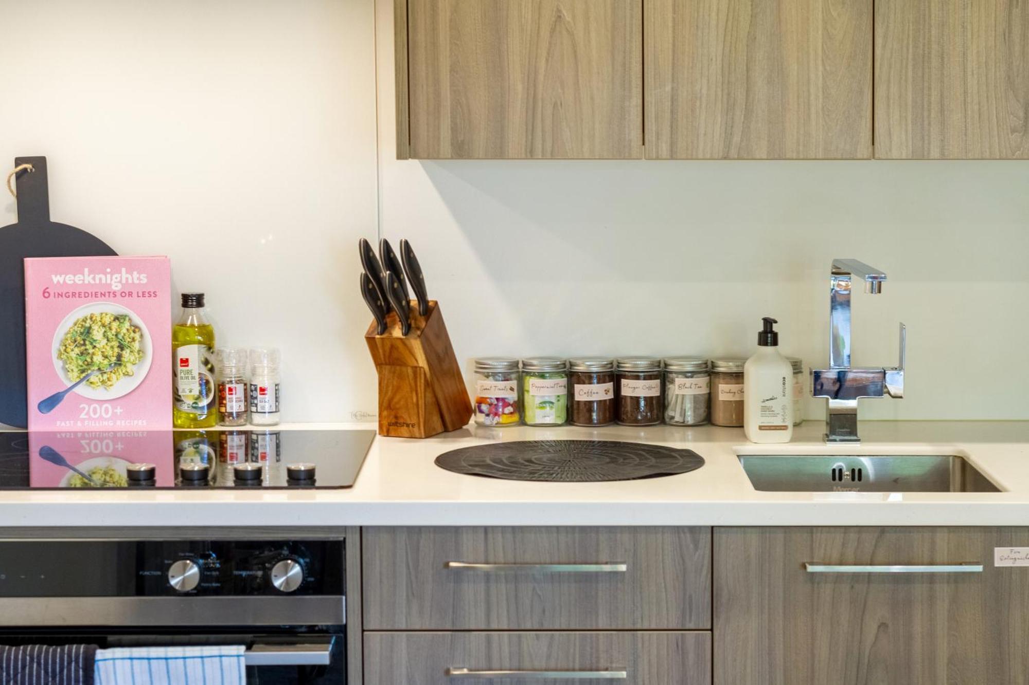 Cozy 1-Bed Apartment With Park Views, Sleeps 4 Christchurch Eksteriør bilde